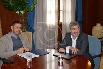 El senador nacionalista Fernando Clavijo durante la visita a Telde (Foto TA)